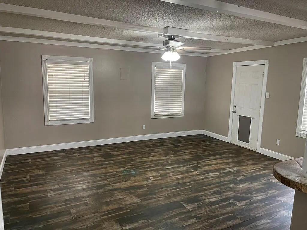 3 bed, 1.0 bath, 1310 sqft, $2,000 — Photo 3