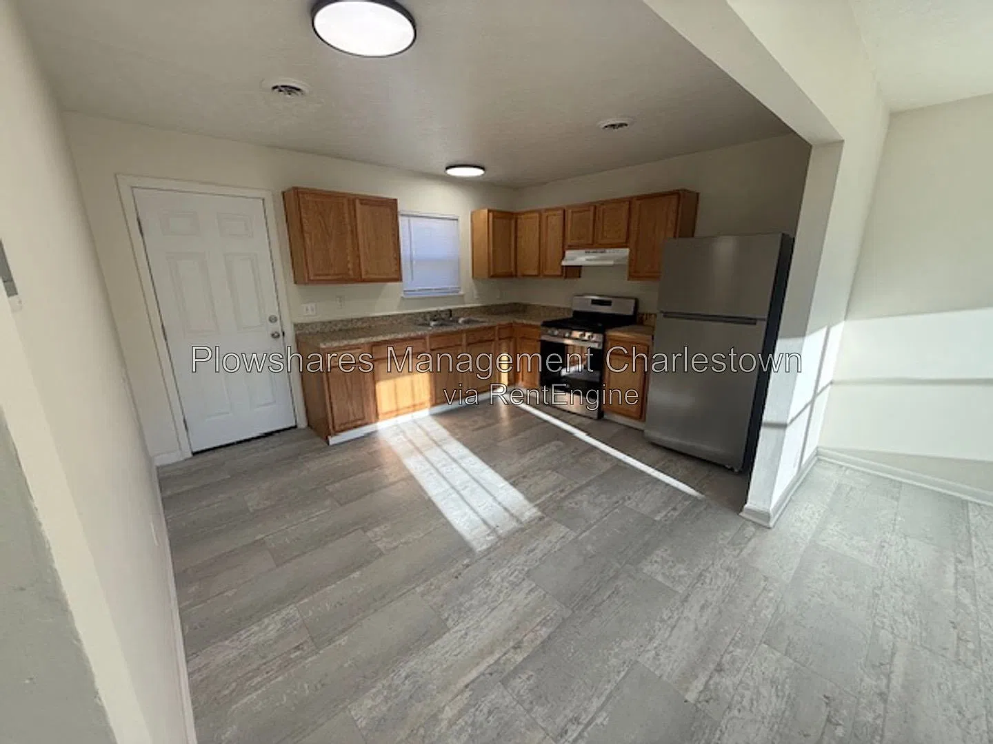 3 bed, 1.0 bath, 980 sqft, $1,295 — Photo 2