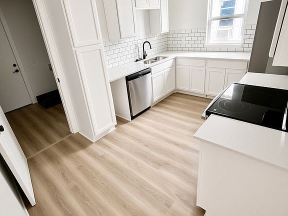 3rd image of 2105 Lyle Ave #B