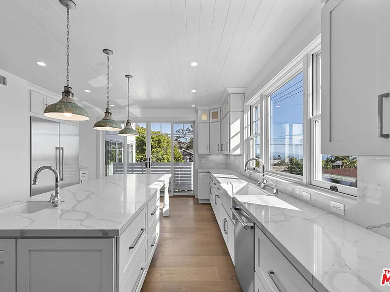566 Ida St — Photo 13