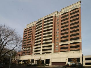 828 W Grace St APT 1504, Chicago, IL 60613