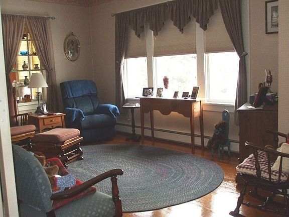 Livingroom w/oak floors