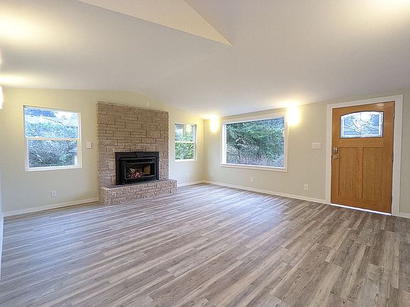Living room w/ gas fireplace