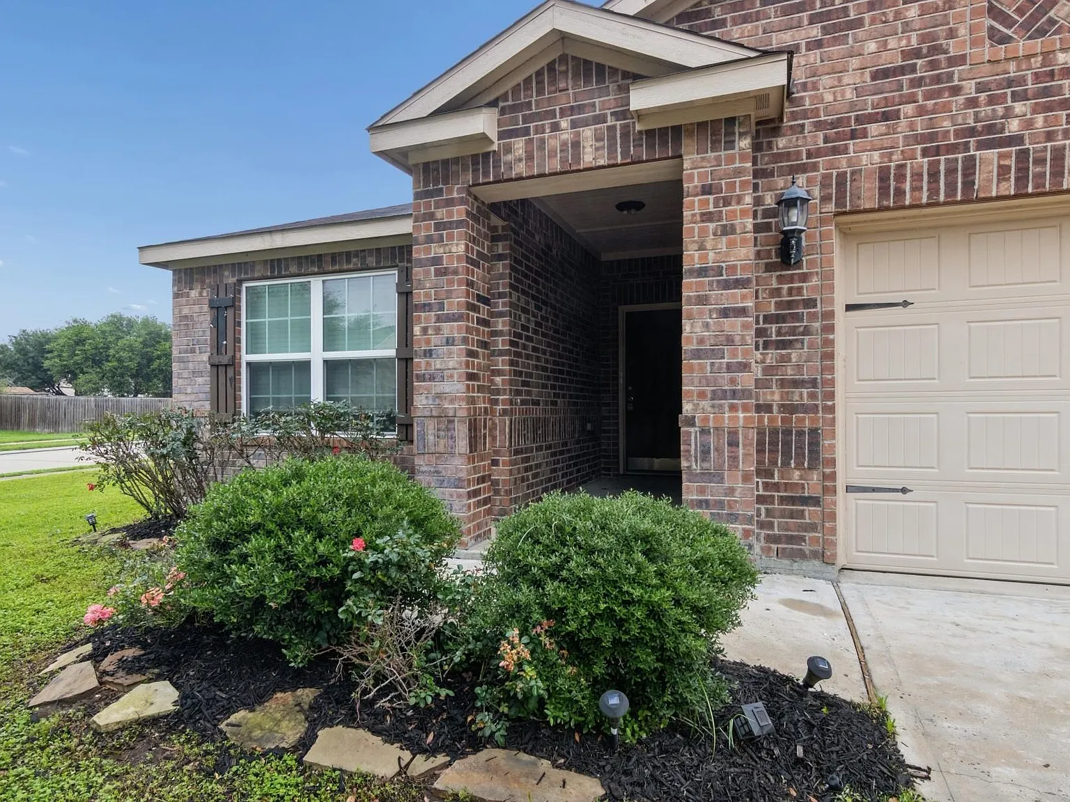 3 bed, 2.0 bath, 1373 sqft, $1,925 — Photo 4