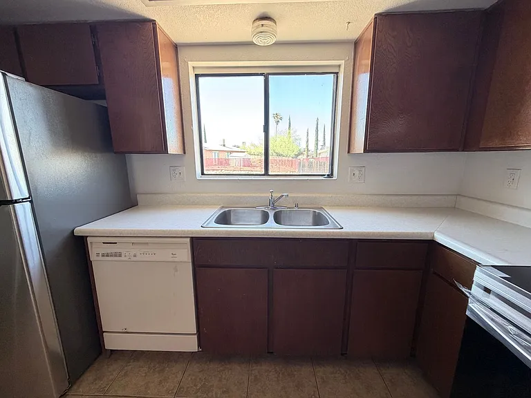 2864 E Wilcox Dr — Photo 6