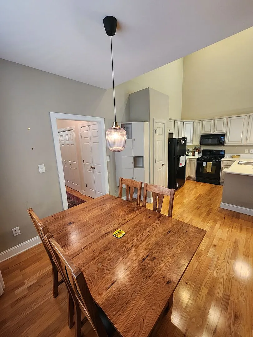 2br/2.5 ba Townhouse - Downtown Carrboro (Partially Furnished) — Photo 3