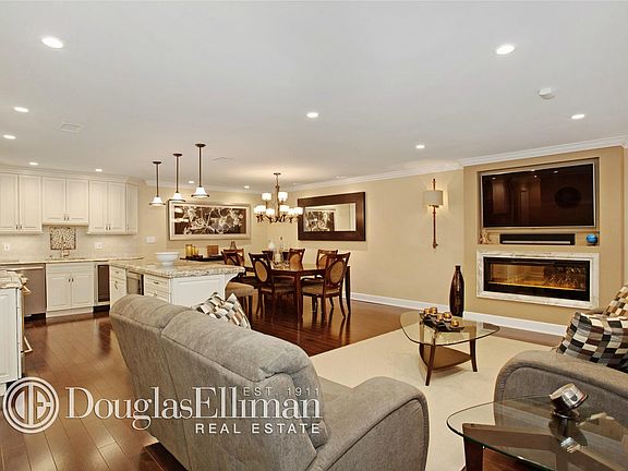 4th image of 92 Acorn Ponds Dr