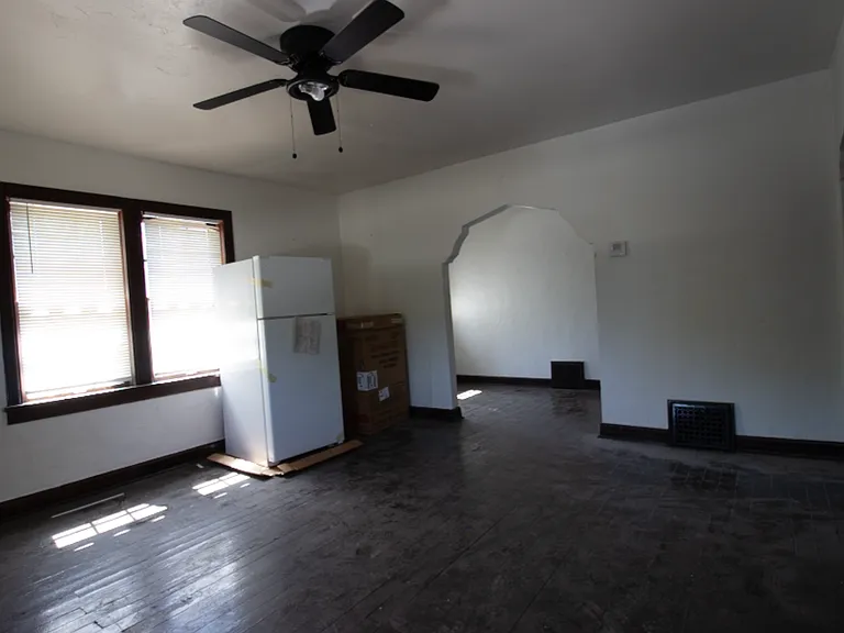 225 NW 24th St — Photo 2