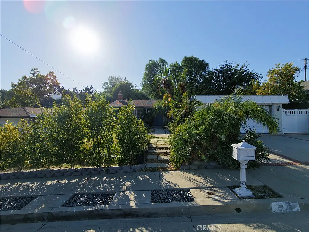 4 bed, 1600 sqft, $5,495 — Photo 2