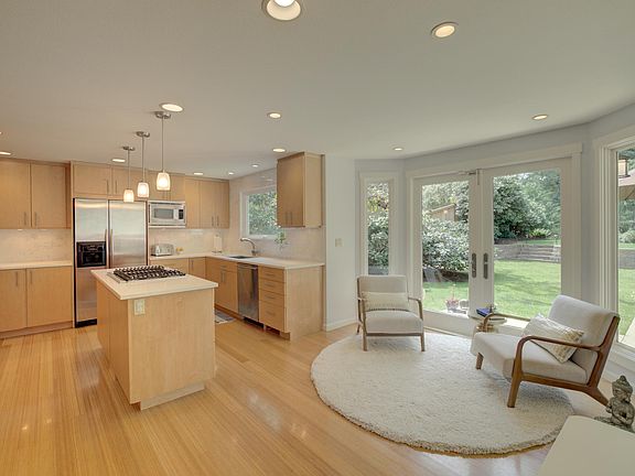 4th image of 4117 211th Pl NE
