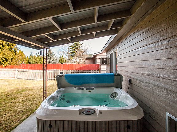Jacuzzi hot tub 