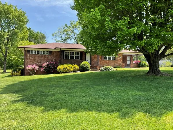 623 Lakeview Dr, Thomasville, NC 27360