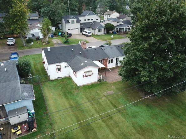 9178 Kettering Ave, White Lake, MI 48386