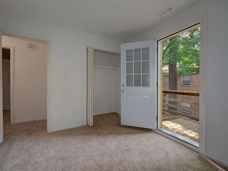 Thousand Oaks Apartments & Townhomes — Photo 45