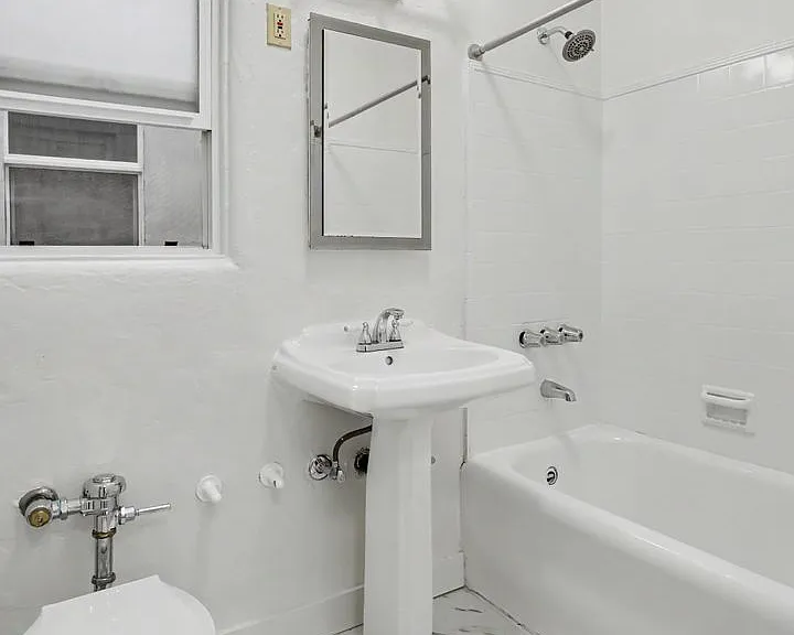 611 E 20th St #202 — Photo 4