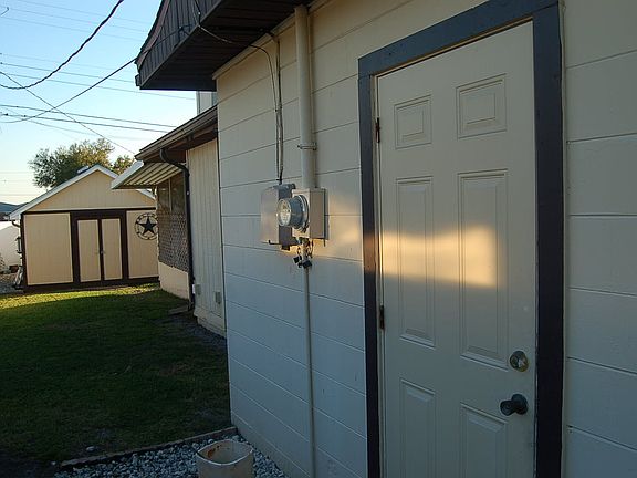 2nd image of 2423 Meadow Ln