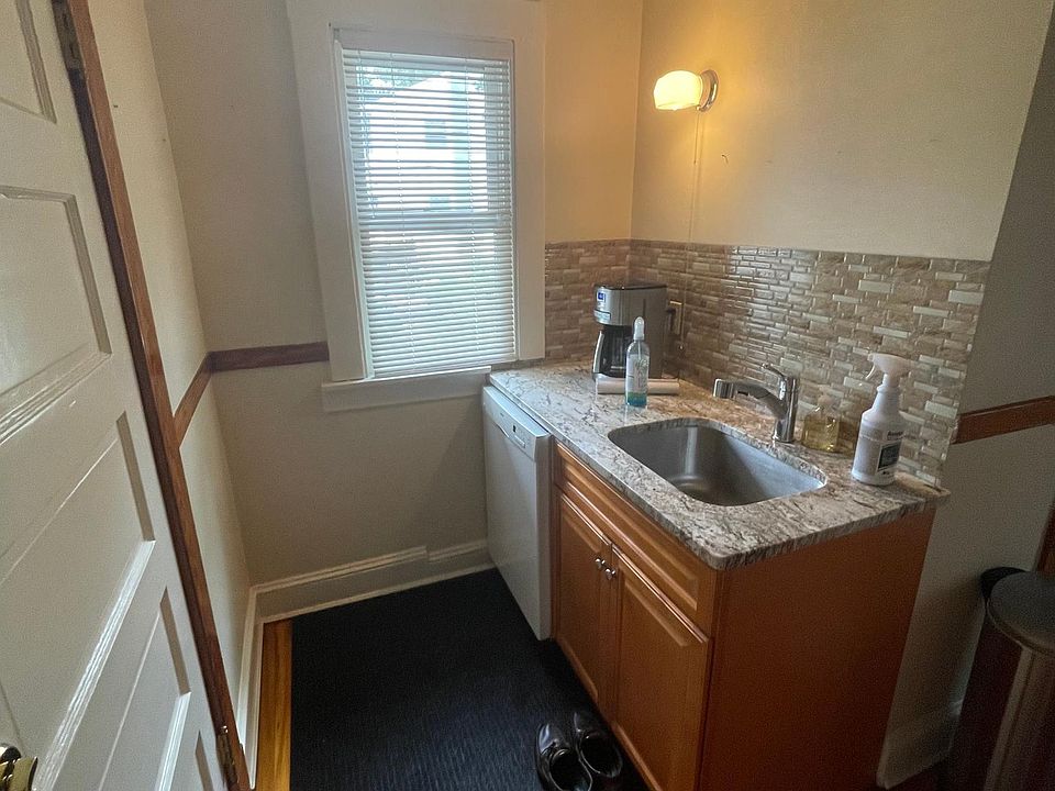 Kitchen sink and dishwasher