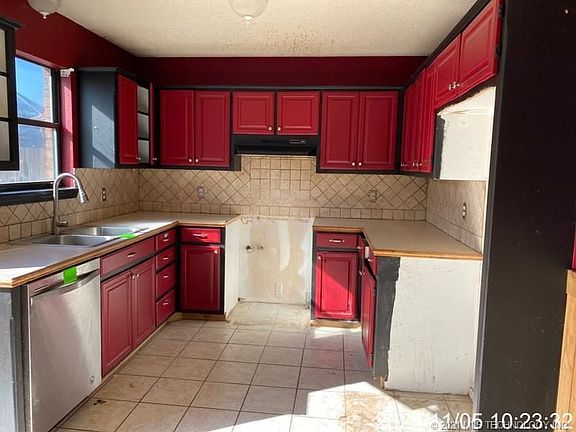 3rd image of 1064 E 137th St S