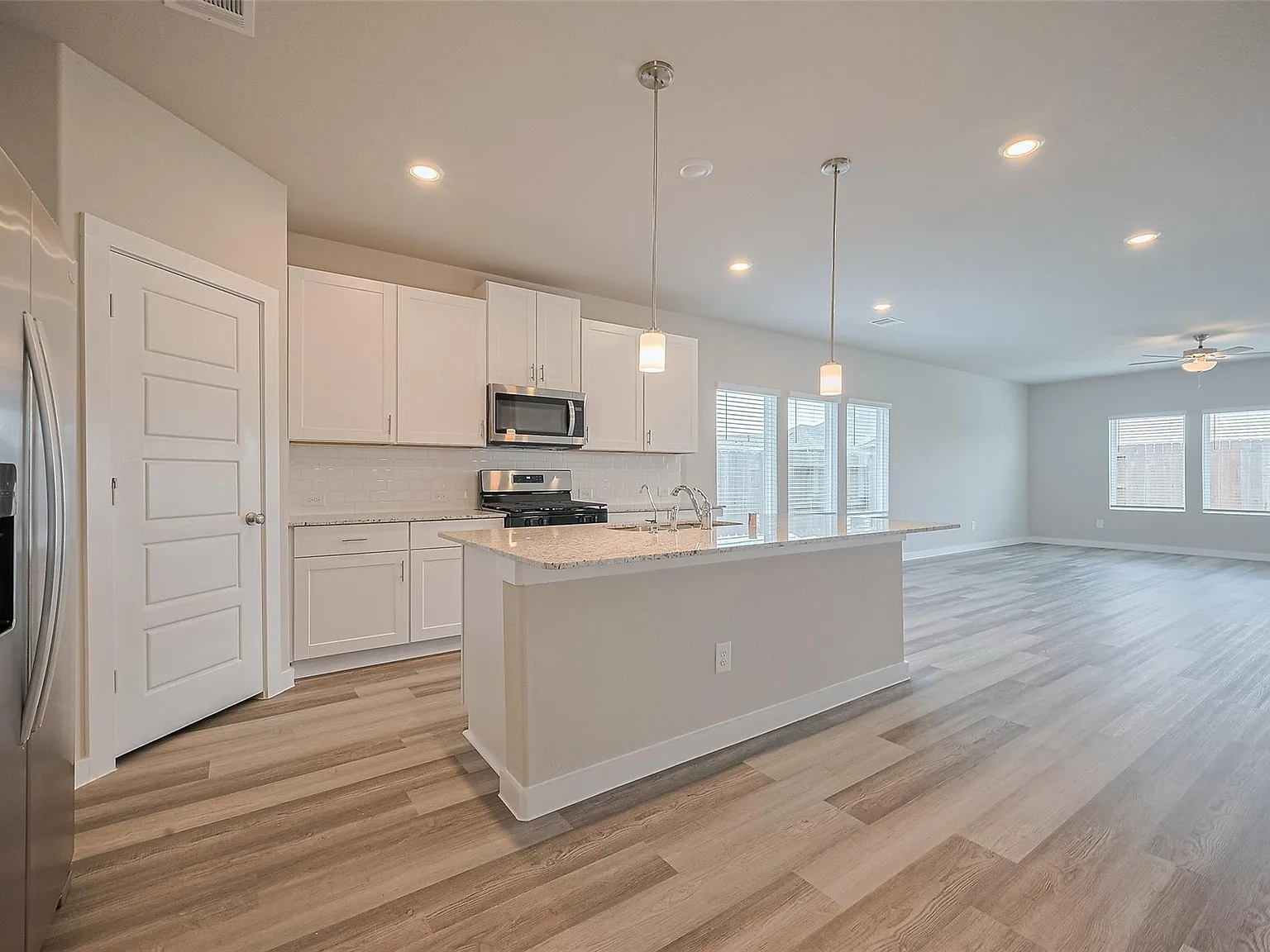 4 bed, 2.5 bath, 2744 sqft, $2,500 — Photo 4
