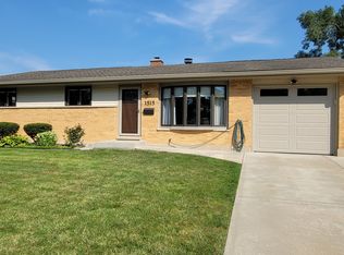 1515 N Fernandez Pl, Arlington Heights, IL 60004