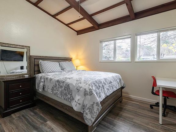 3rd image of 160 Kellie Ln
