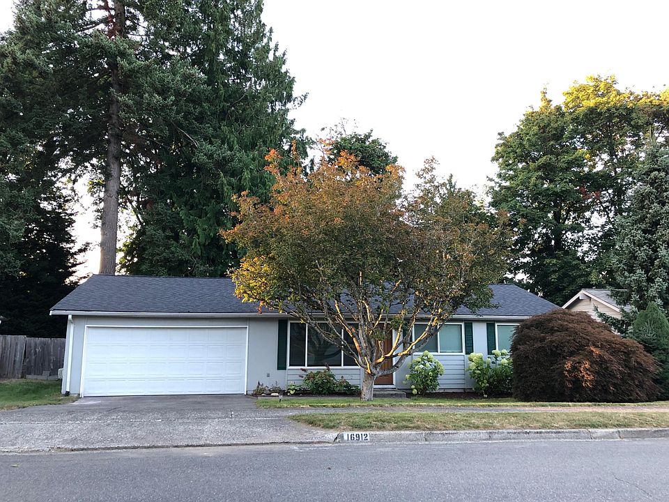 Front view of this beautiful home! Large driveway on a flat lot!