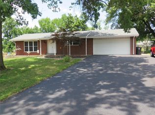 11 Meadow Lake Dr, Saint Louis, MO 63146