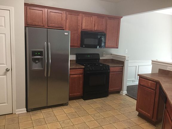 3rd image of 961 Ledge Hill Cv