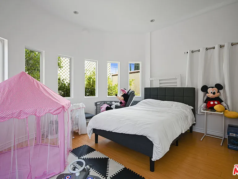 232 S Crescent Dr — Photo 22