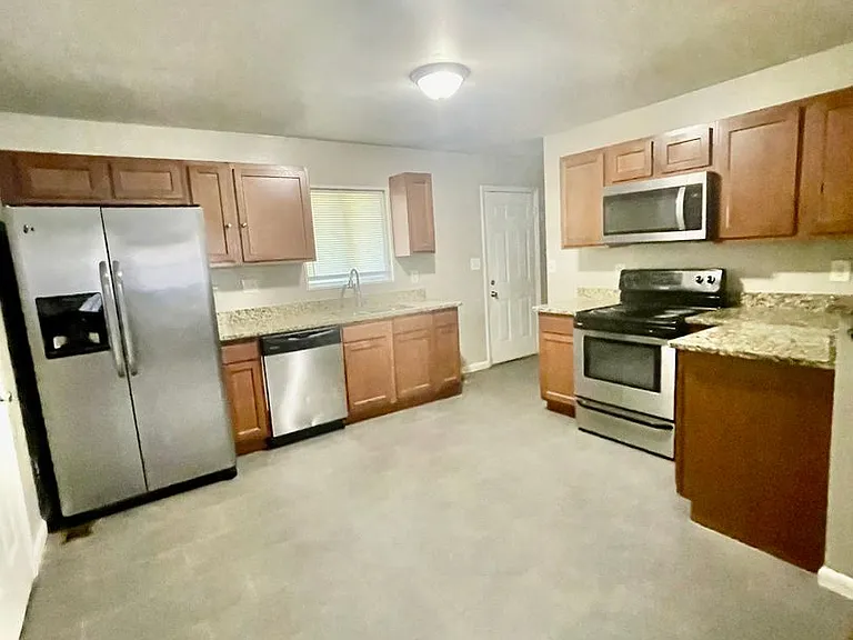 2915 Ravencroft Dr — Photo 3