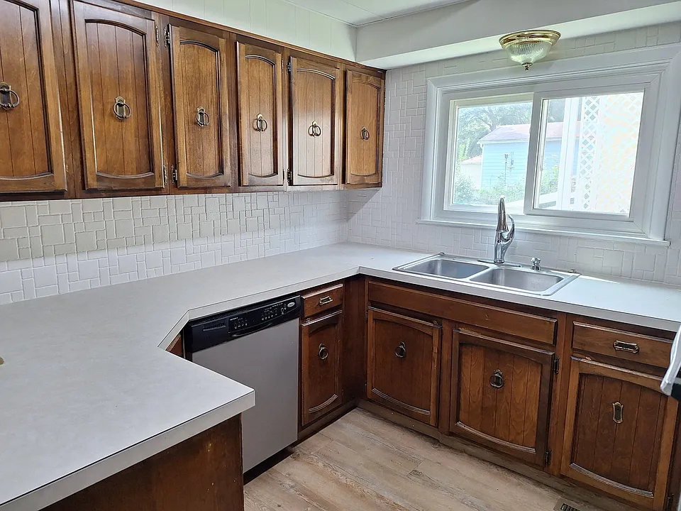 34 Roosevelt Ave #1