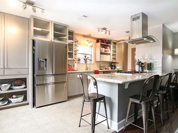 2nd image of 5015 Shady Oaks Ln