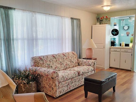 4th image of 50 Green Meadow Dr