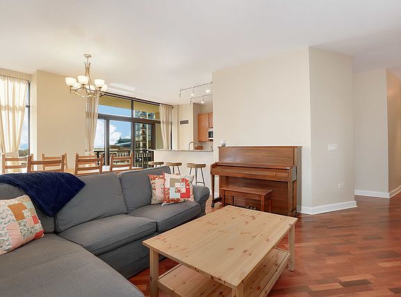 4th image of 1322 S Prairie Ave #G161