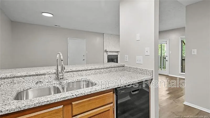 2 bed, 2.0 bath, 1052 sqft, $1,295 — Photo 2
