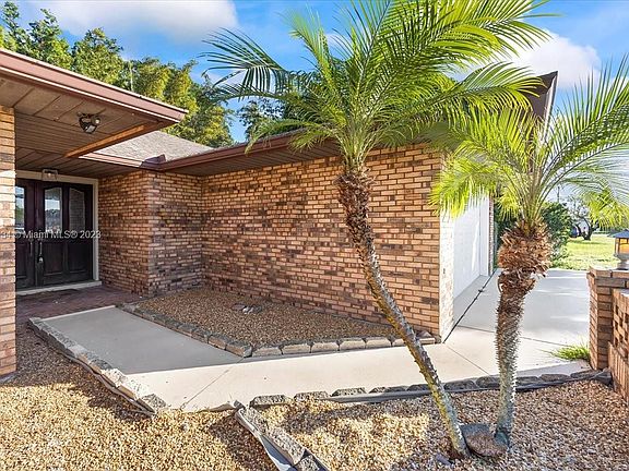 2nd image of 285 SE Verada Ave