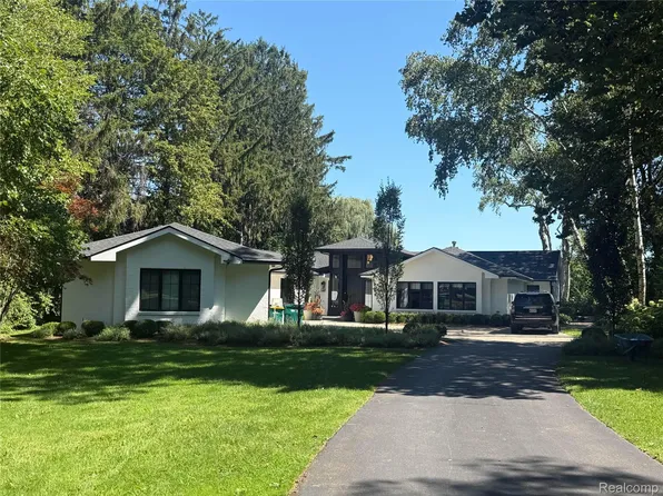 1030 Lake Angelus Shrs, Lake Angelus, MI 48326