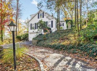 25 Ridgefield Rd, Centerport, NY 11721