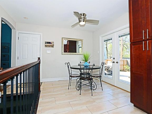 3rd image of 1327 Simmons Ave