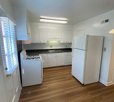 Townhome kitchen and breakfast room