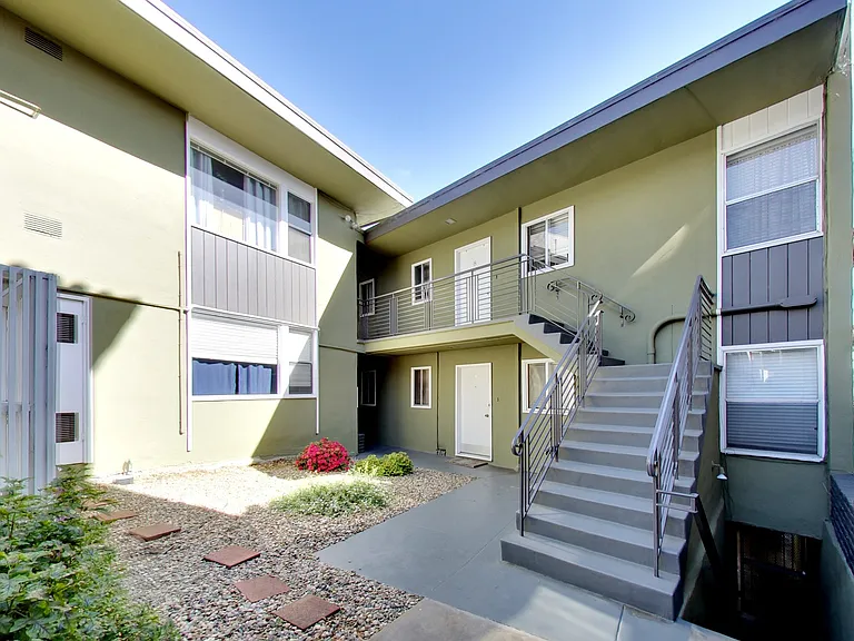311 Lester — Photo 31