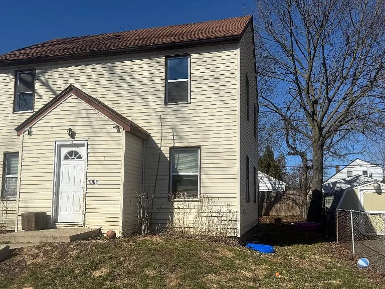 1004 Lakeview St — Photo 2