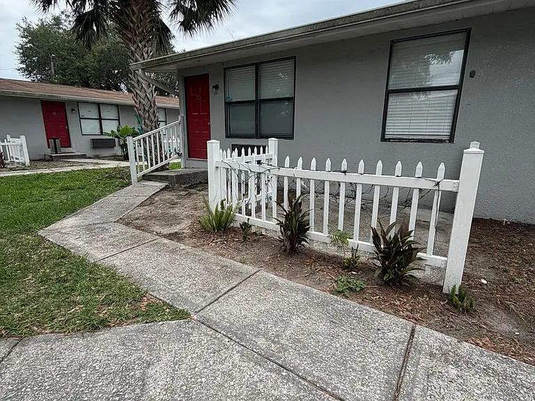 Strawberry Place Apartments — Photo 12