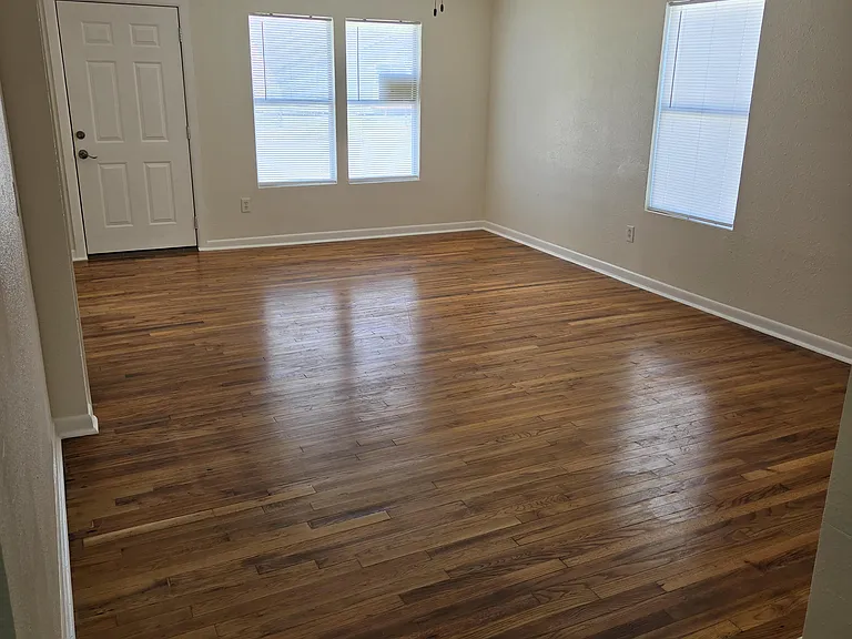 2030 Harriett Dr — Photo 2