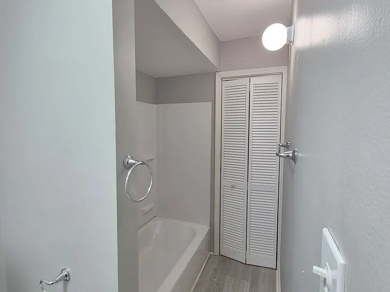 2815 Harrison — Photo 8