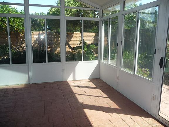 5th image of 221 Woodstock Cir