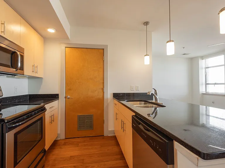 30 Franklin Apartments — Photo 14