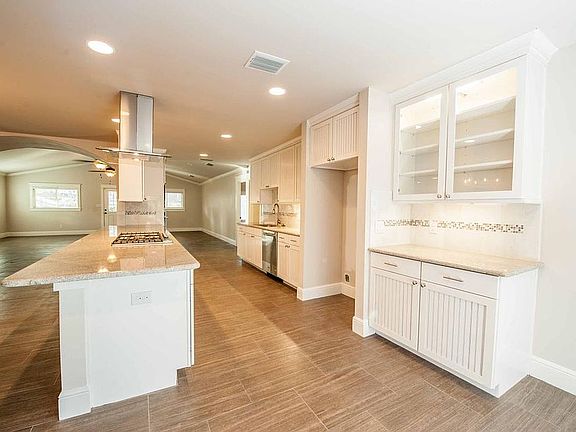 Kitchen w/ new appliances/granite