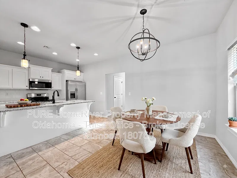 5 bed, 2.5 bath, 2142 sqft, $2,495 — Photo 3