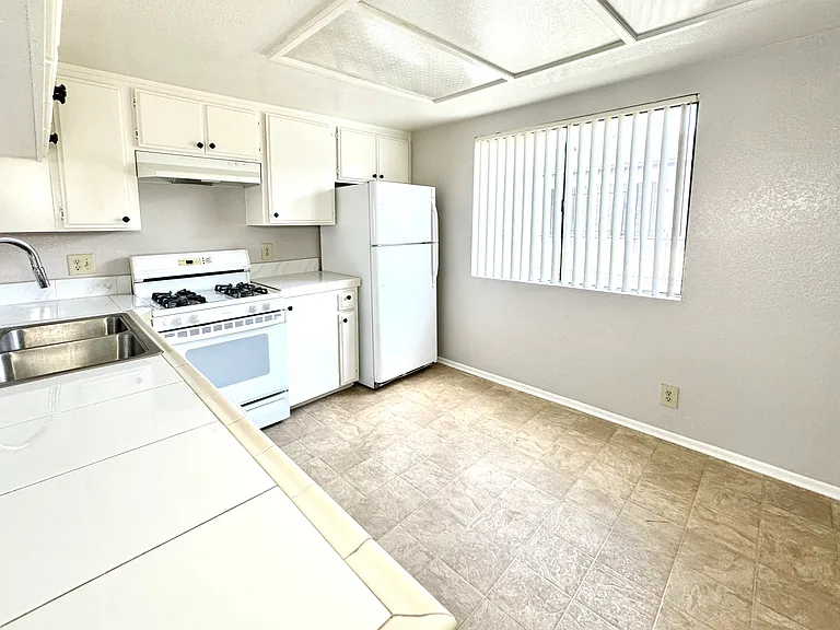12617 Kornblum Ave — Photo 11